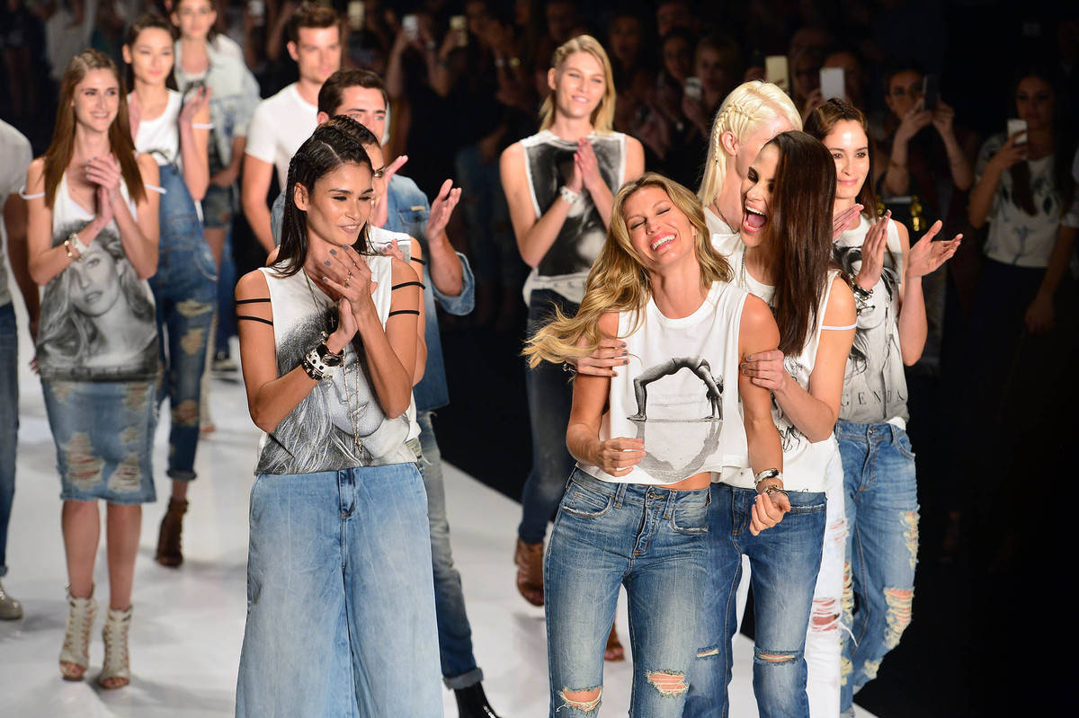 Gisele Bündchen chora e emociona a todos no último desfile de sua carreira em 2015