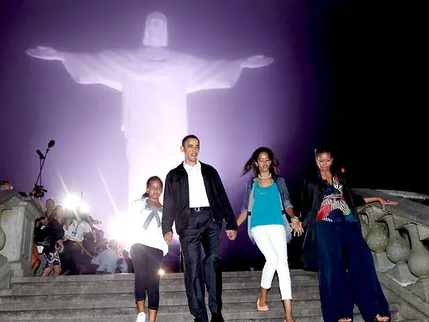 Barack Obama e família vsitando o Cristo Redentor