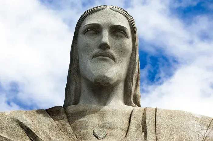 Cristo Redentor possui um coração de pedra