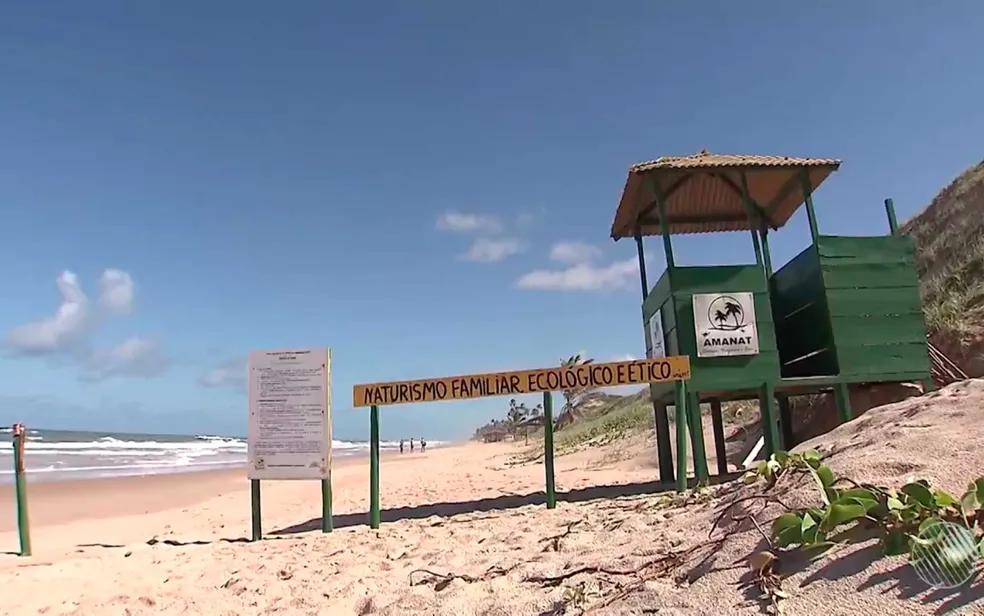 Praia de Massarandupió, única destinada oficialmente à prática de naturismo na Bahia