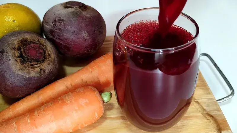 Suco detox de beterraba, cenoura e laranja