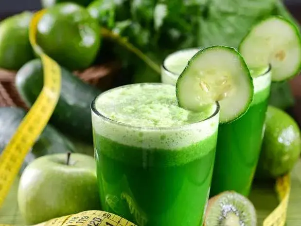 Suco detox de couve, limão e pepino