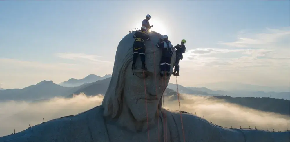 cristo redentor com danos, raio e vandalizado