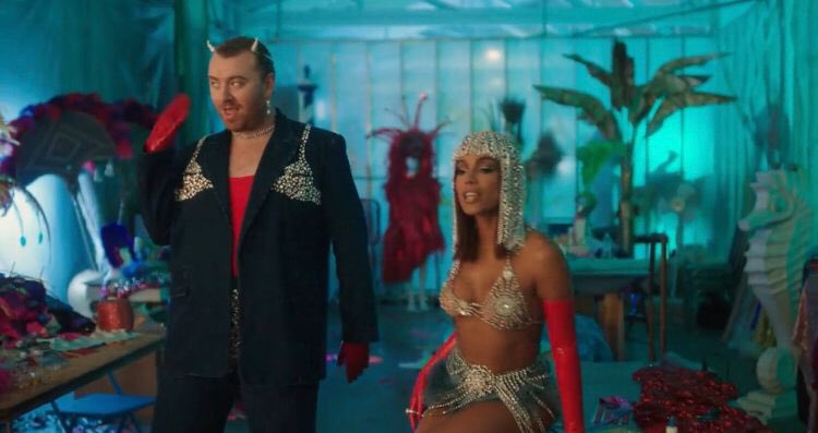 Anitta e Sam Smith no videoclipe descartado de “I Wanna Be”. Sam Smith cancelou o lançamento da música