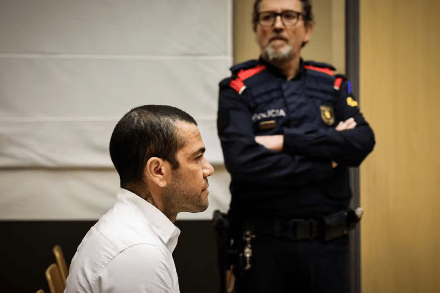 Daniel Alves é condenado a 4,5 anos na Espanha