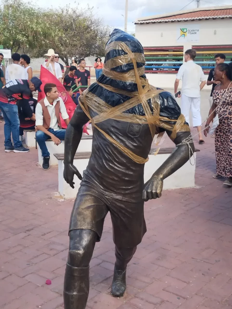 Estátua de Daniel Alves foi vandalizada em Juazeiro em setembro de 2023