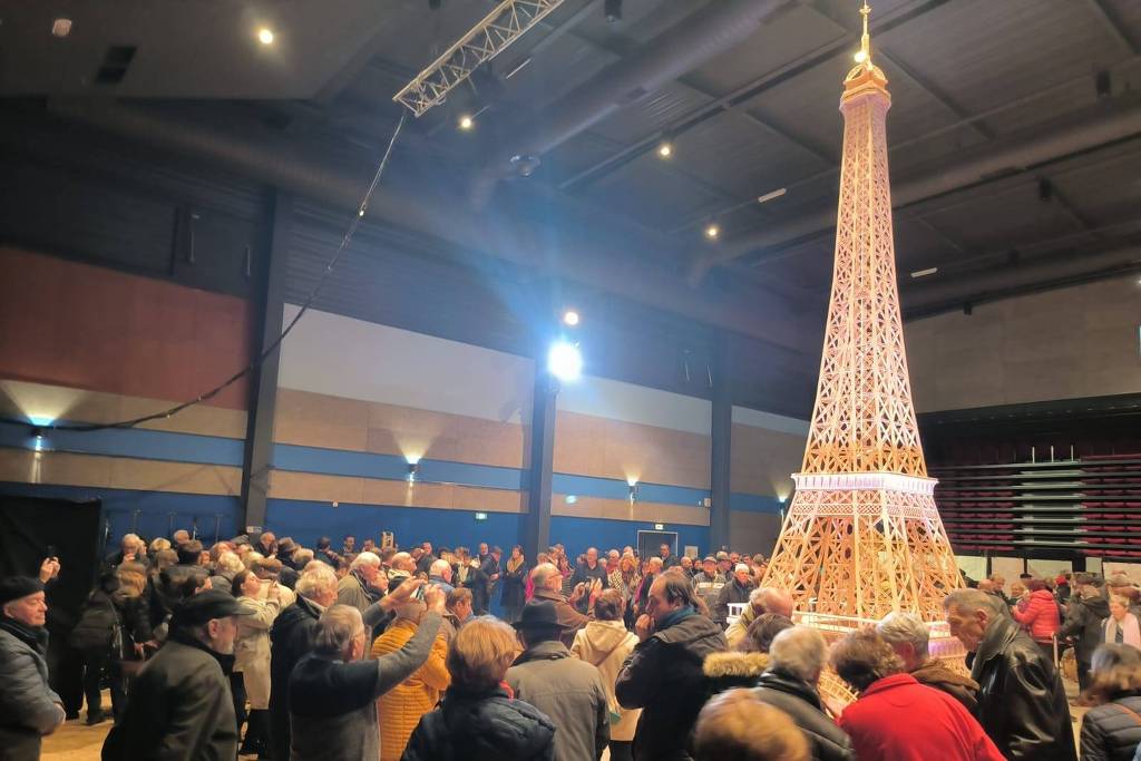 Francês construiu réplica da Torre Eiffel de 7,19 m em oito anos