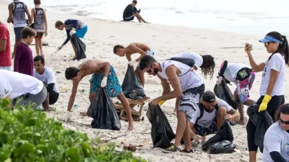 Grupo de voluntários faz mutirão de limpeza na praia