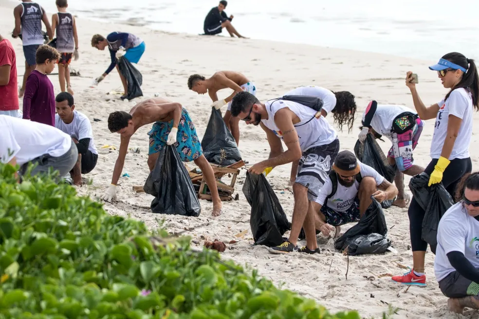 Grupo de voluntários faz mutirão de limpeza na praia