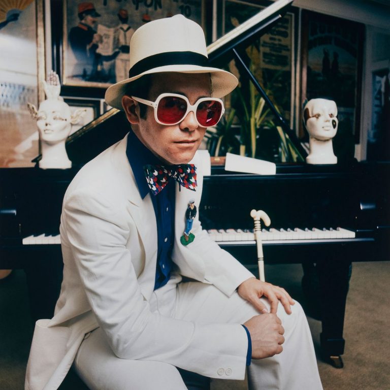 Retrato de Elton John, por Terry O’Neill, está entre os itens do leilão