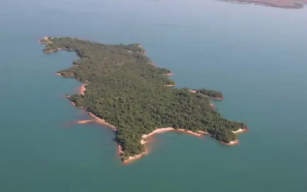 Ilha de 220 mil m² cercada pela água doce da represa de Itumbiara, em Goiás