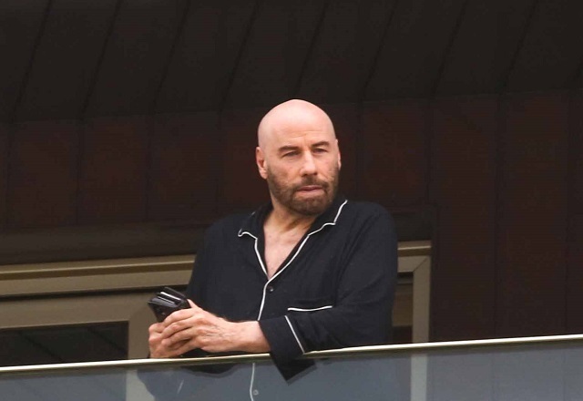 John Travolta chama atenção ao ser flagrado em hotel no RJ