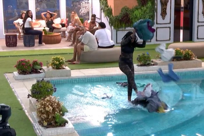 Leidy Elin joga as roupas de Davi na piscina