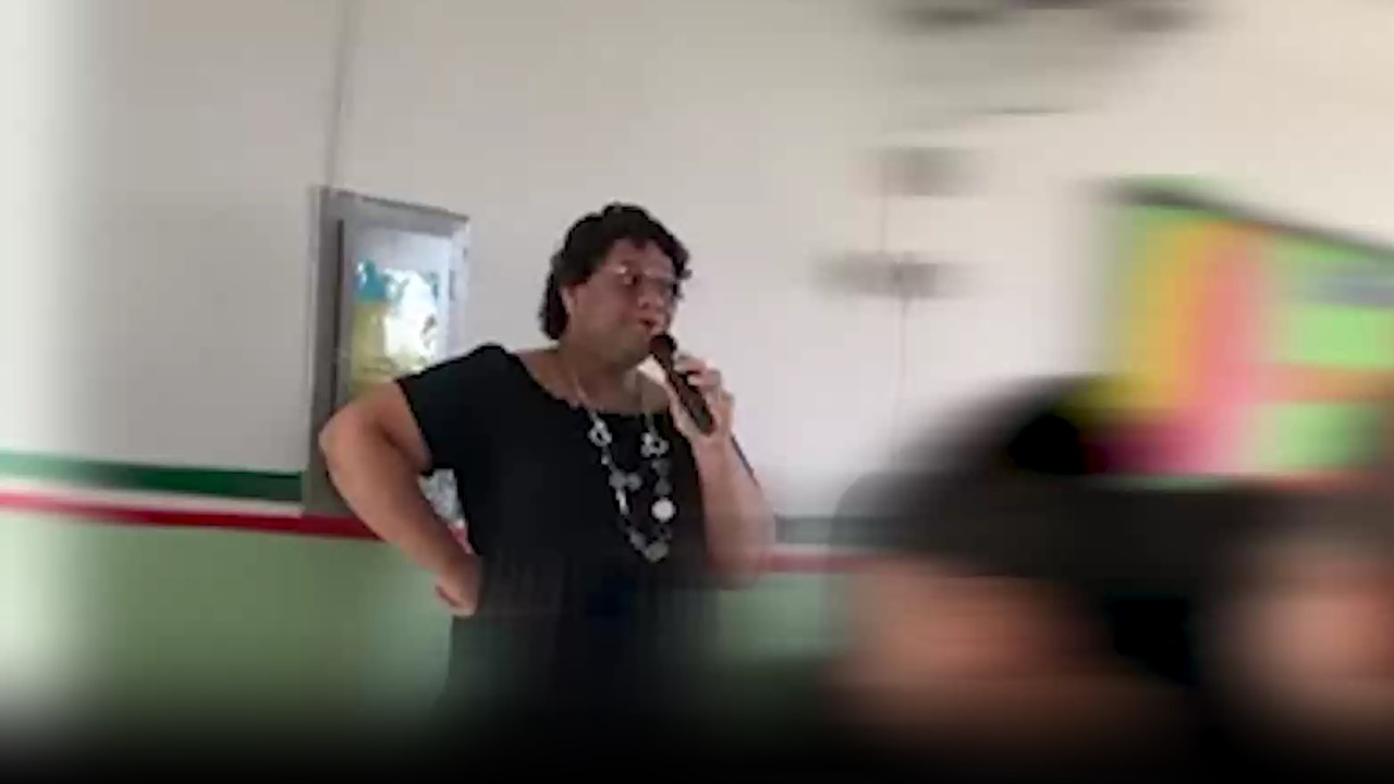 Mulher trans dá palestra sobre 'diversidade de gênero' para crianças em escola