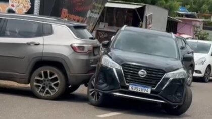 VÍDEO Motorista empurra veículo até conseguir sair de vaga de estacionamento em Brasília