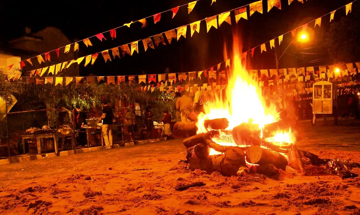 6. Festa Junina Fogueiras e fogos de artifício