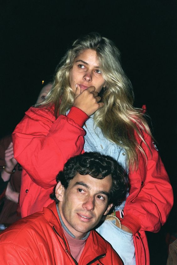  Adriane Galisteu e Ayrton Senna tiveram um relacionamento amoroso durante algum tempo antes do trágico acidente que tirou a vida do piloto em 1994