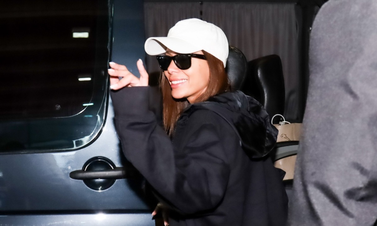 Anitta desembarcou no aeroporto do Rio de Janeiro para participar do megashow de Madonna em Copacabana