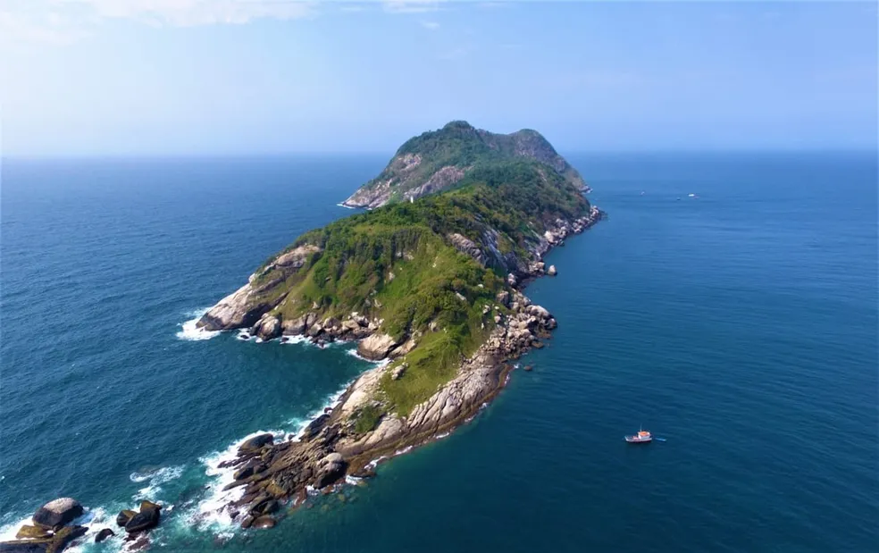 A Ilha das Cobras fica no interior da Baía de Guanabara, na cidade do Rio de Janeiro, estado do Rio de Janeiro, no Brasil.