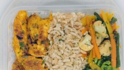 Marmita Fitness de Frango Grelhado com Arroz Integral e Legumes